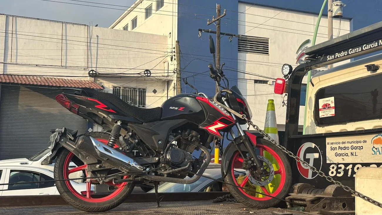 Derrapa motociclista al cruzar delimitadores de Ecovía