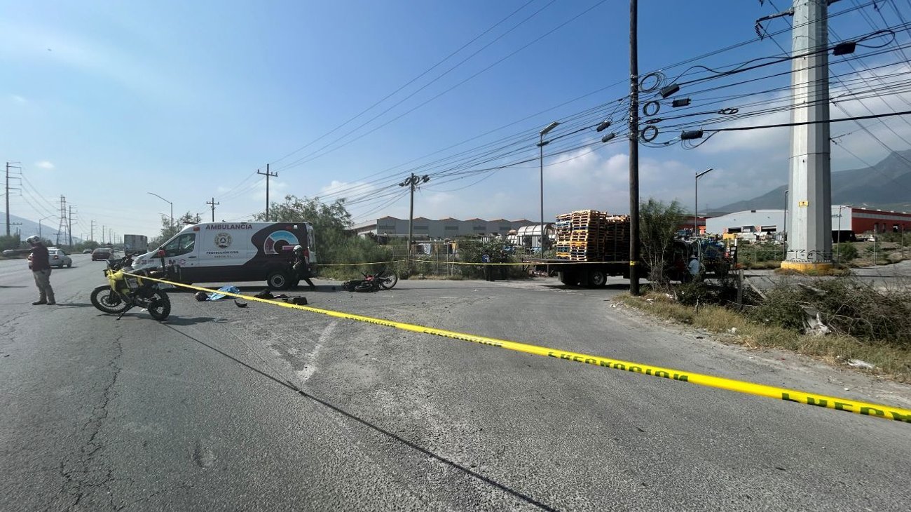 Muere motociclista tras chocar contra camión de carga