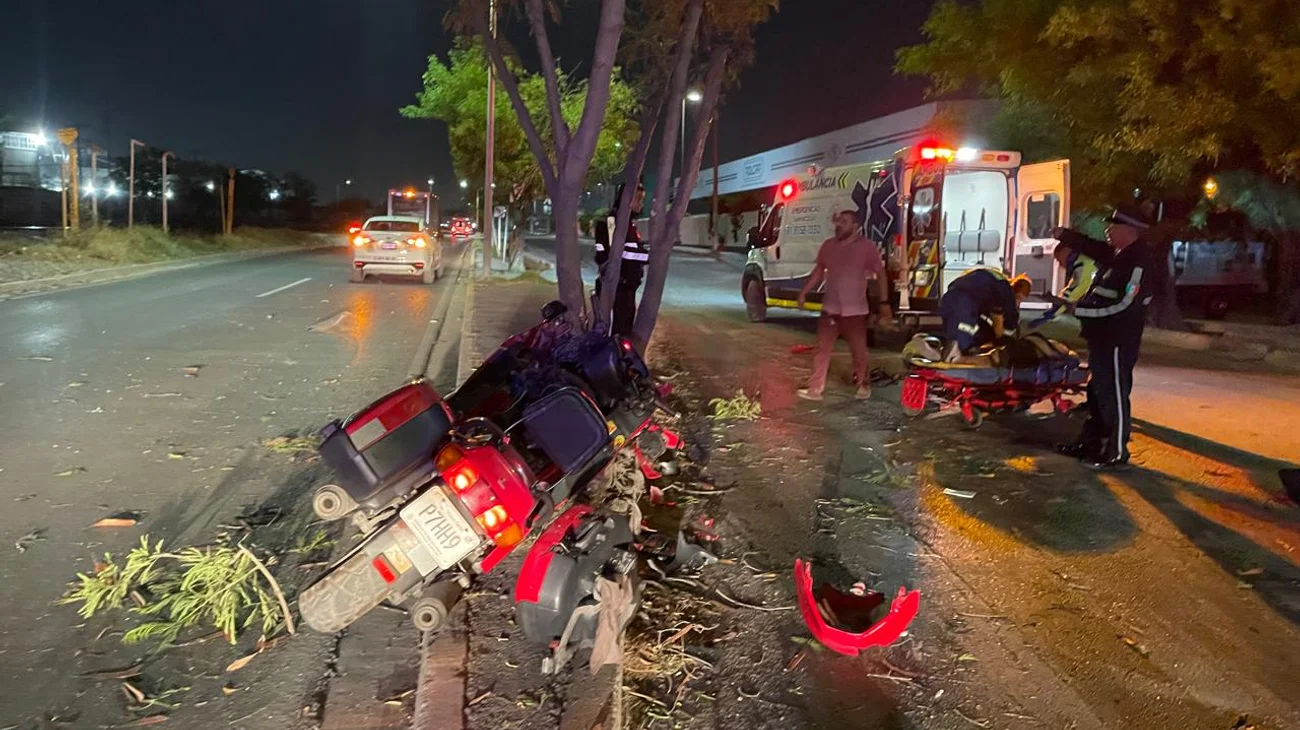 Estrellan moto contra árbol; dos tripulantes resultan lesionados