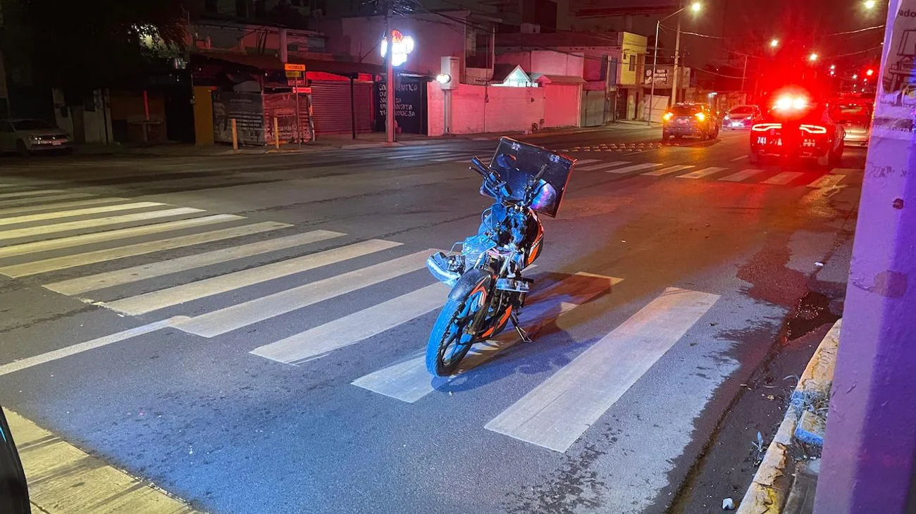 Choca motociclista con camioneta que se pasa rojo