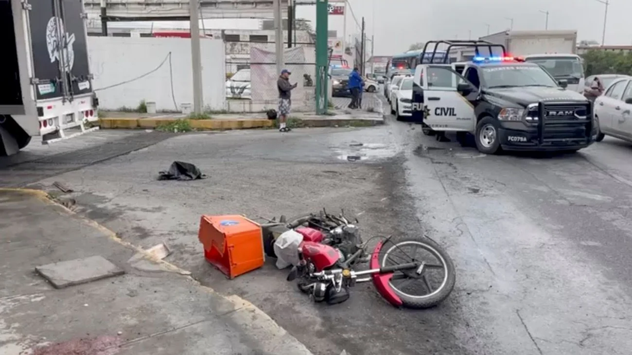  Choca motociclista contra desnivel de concreto; resulta grave