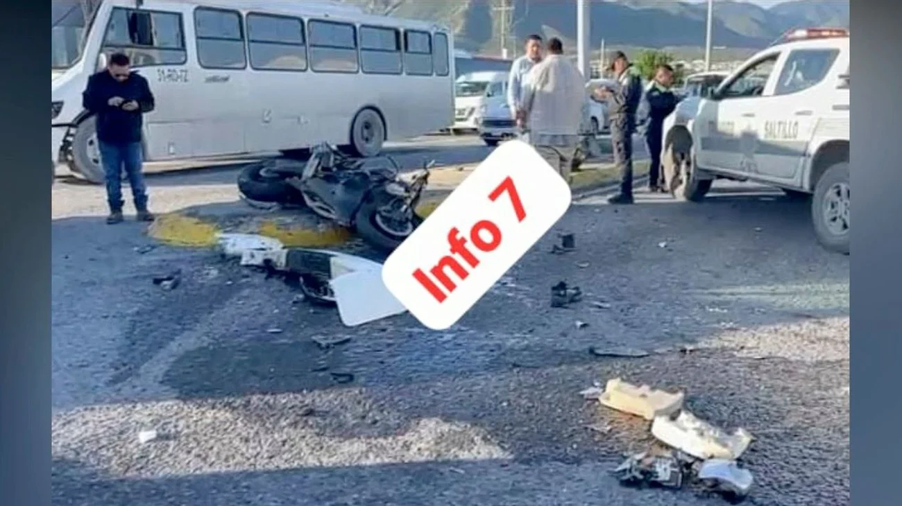 Muere motociclista al chocar contra transporte de personal