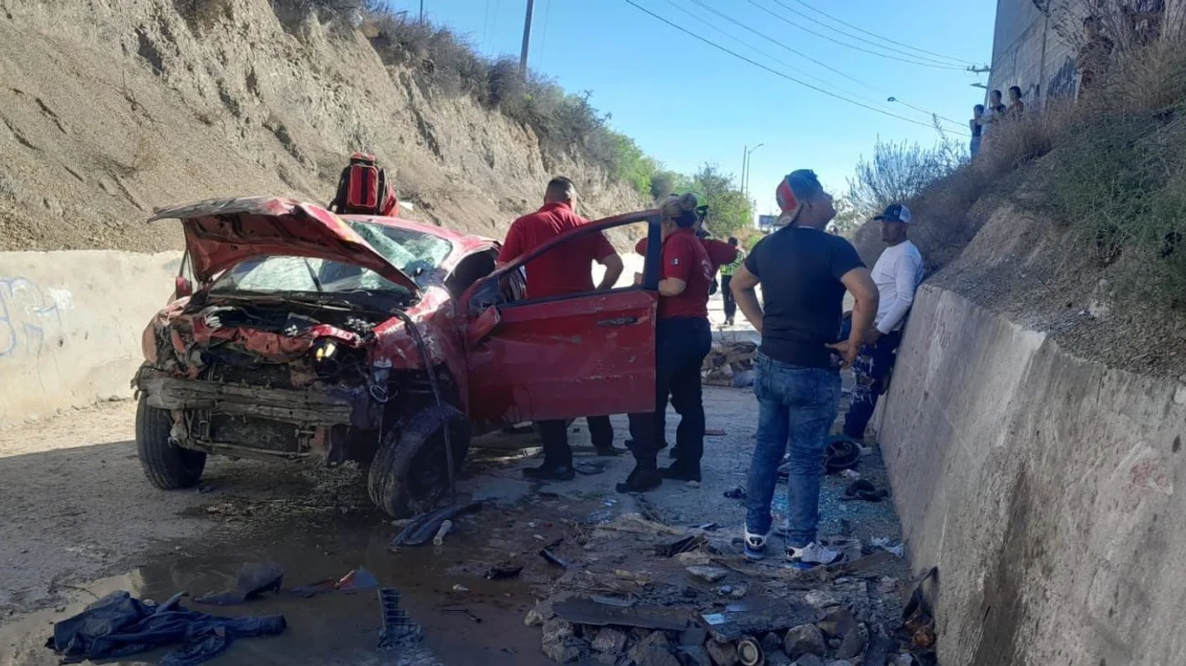 Reportan accidente vehicular en canal pluvial; ya van cuatro