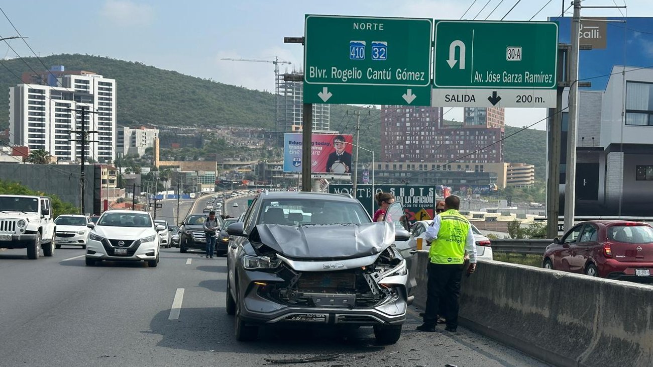 Carambola de cinco vehículos desata caos vial en Rogelio Cantú