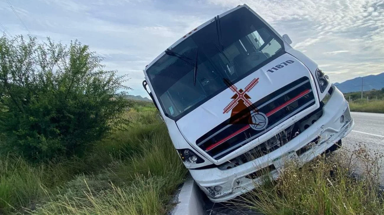 Operador dormita y casi vuelca con trabajadores en Saltillo