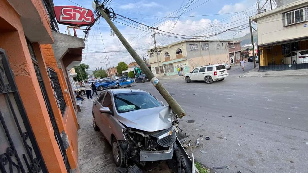 Aparatoso accidente vial en Saltillo deja varios lesionados