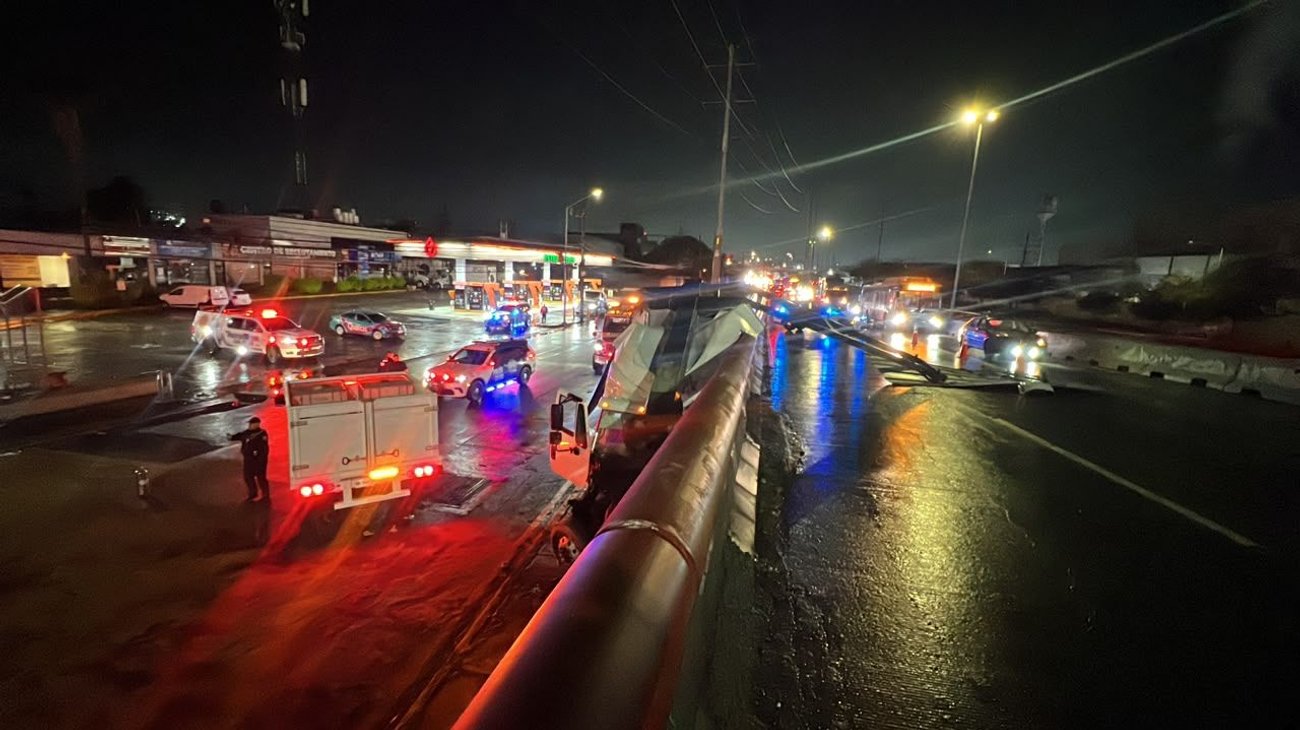  Tráiler choca contra puente en Av. Díaz Ordaz