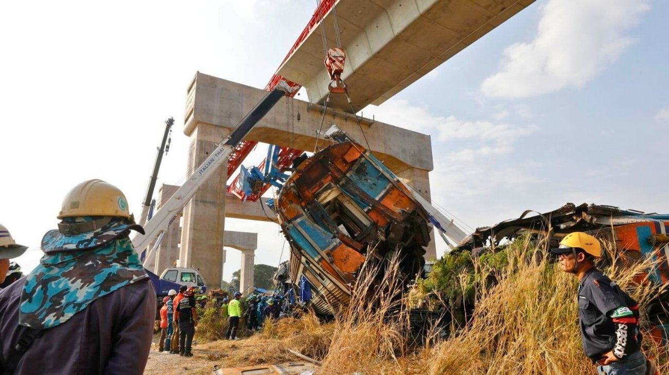 Al menos 32 fallecidos tras caer grúa sobre un tren en Tailandia