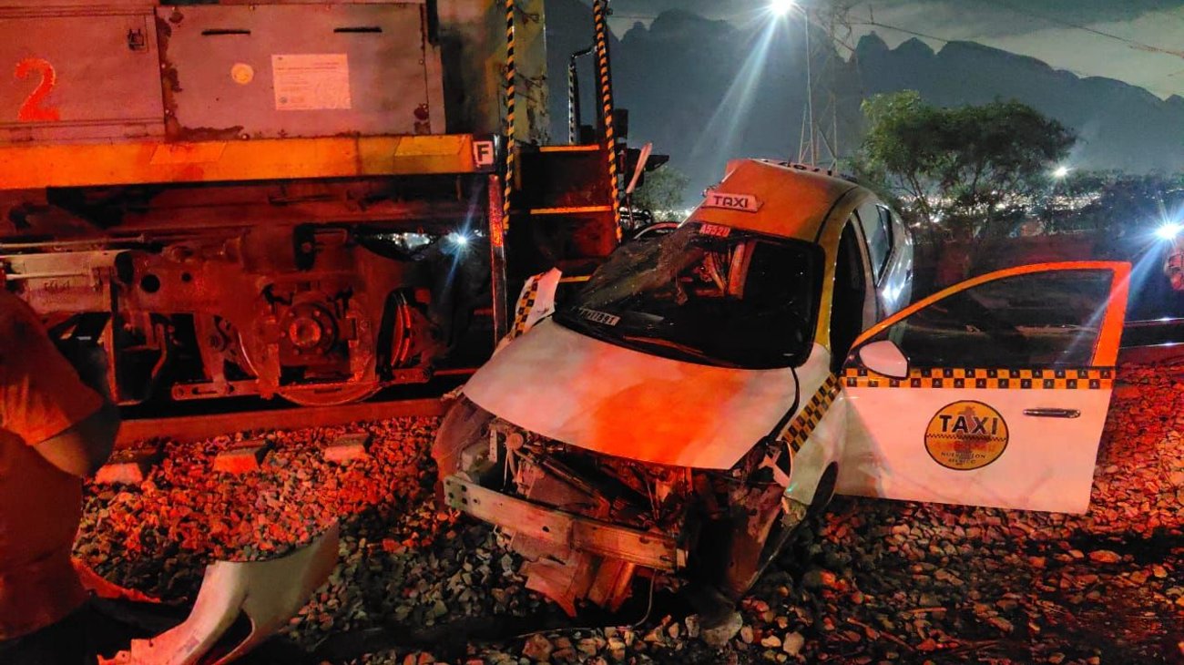Taxista intenta ganarle el paso al tren en Santa Catarina