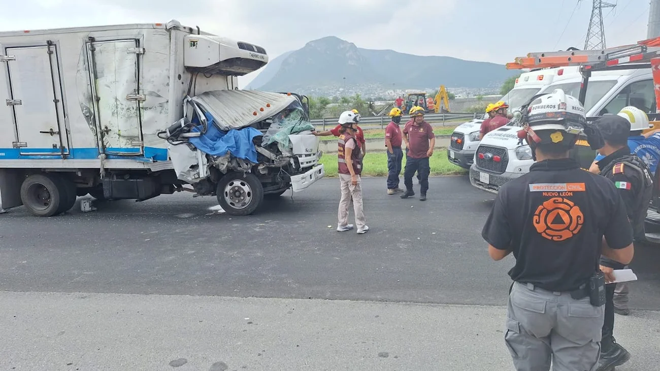 Muere conductor en choque entre tráileres en Escobedo