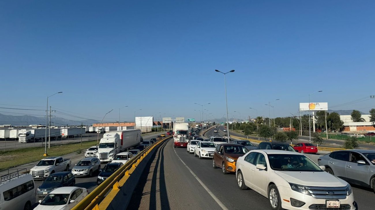Colapsa tráfico de Saltillo hacia Monterrey tras accidente
