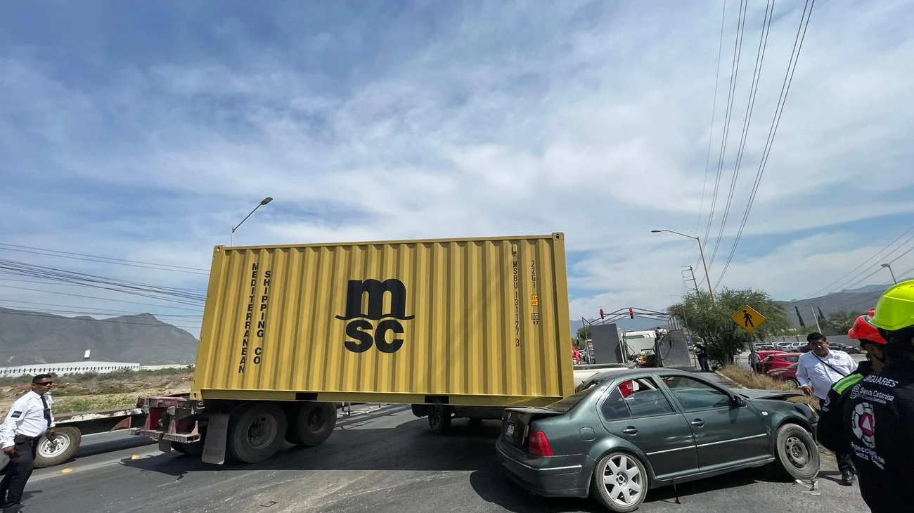 accidente_trailer_carro_garcia_58ba5c553b