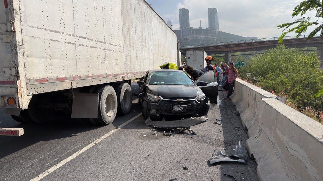 Choque entre tráiler y auto deja una mujer lesionada en Monterrey