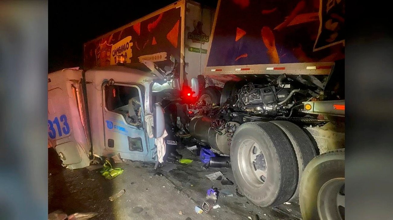 Muere chofer mientras reparaba tráiler al impactarlo otra unidad