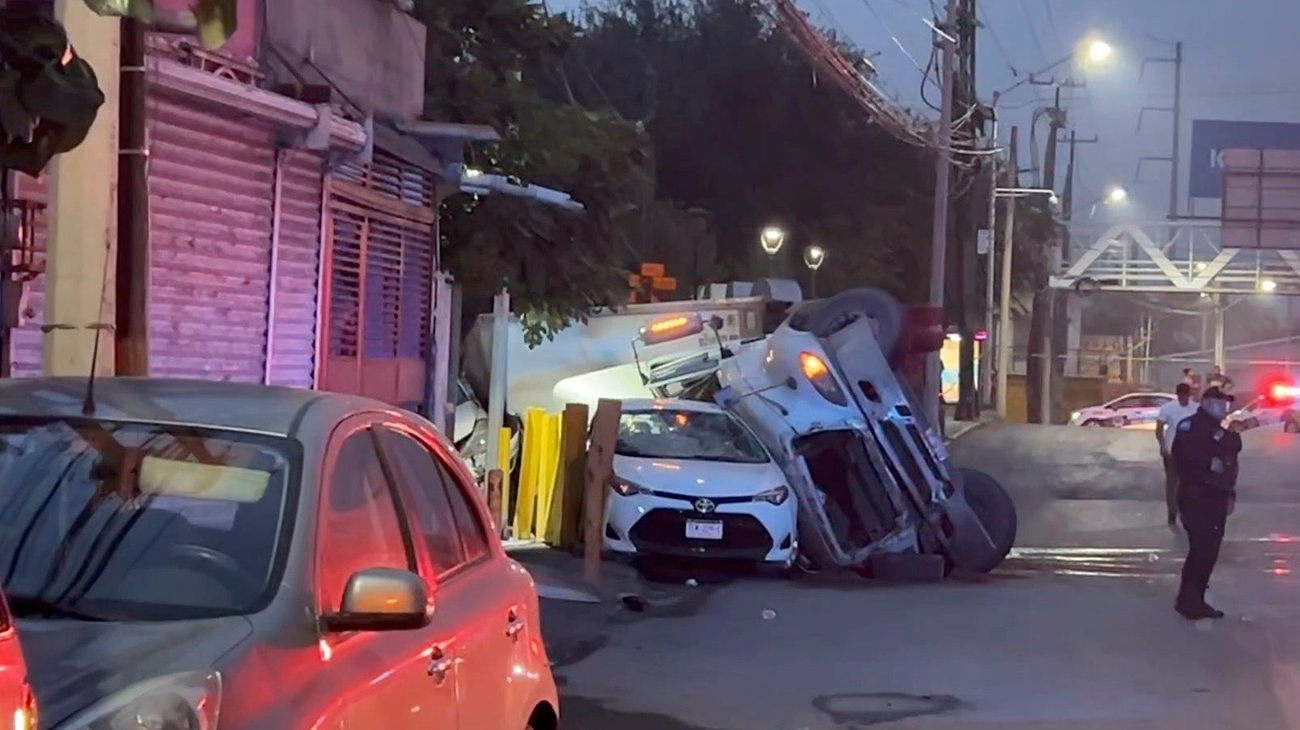 Colapsa avenidas volcadura donde muere trailero