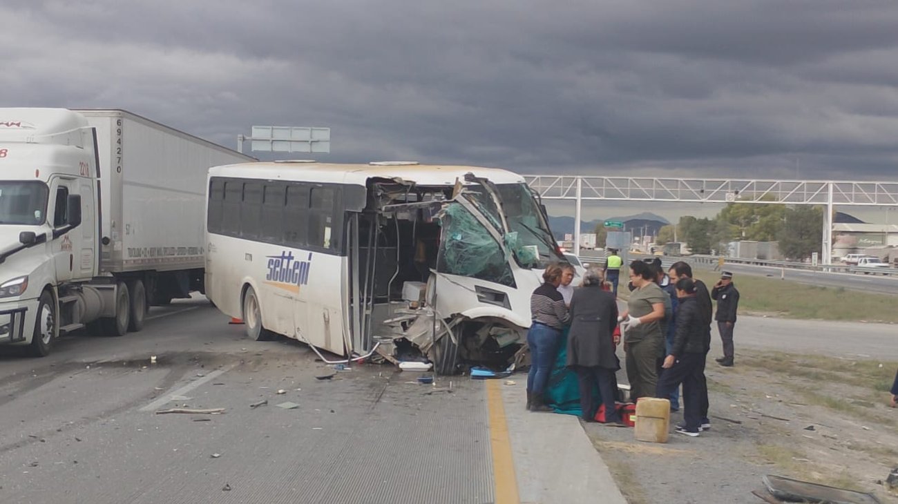 Choca autobús con transporte de personal en Galeana