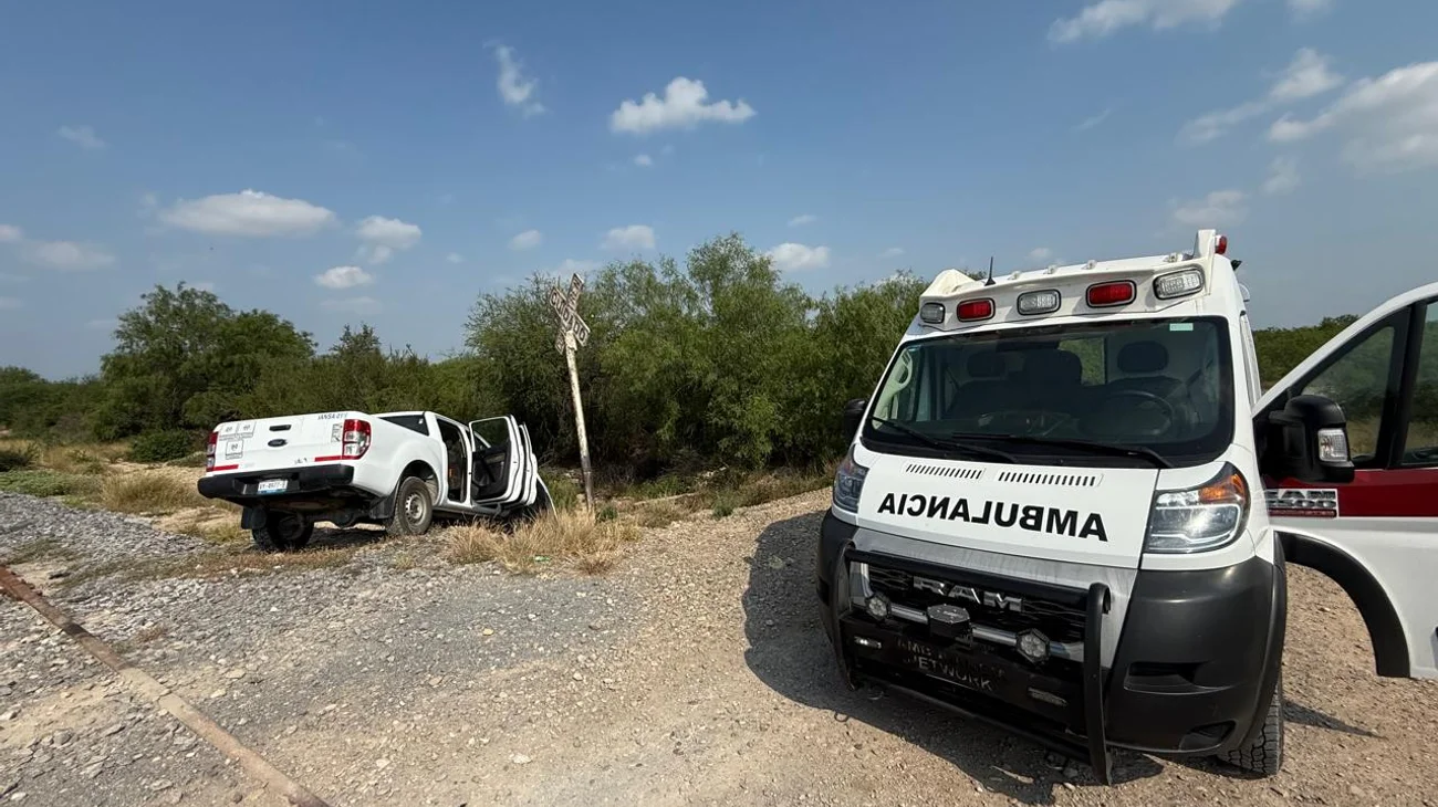 Tren embiste camioneta; tres personas resultan lesionados
