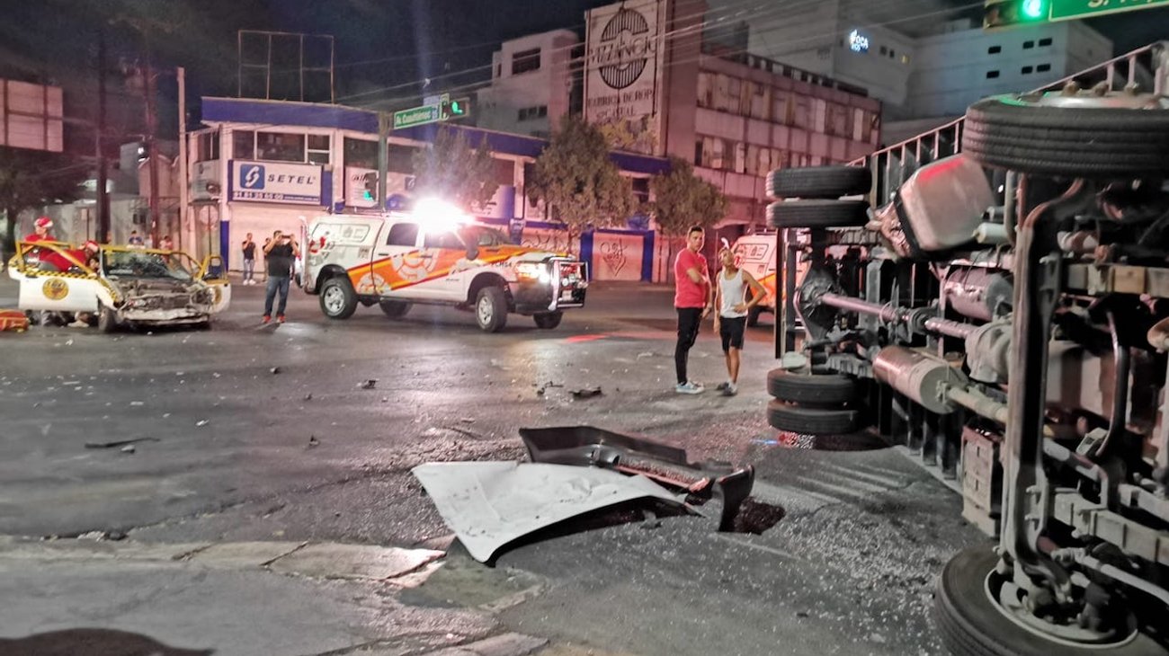 Taxi impacta camión y provoca volcadura; 3 resultan heridos