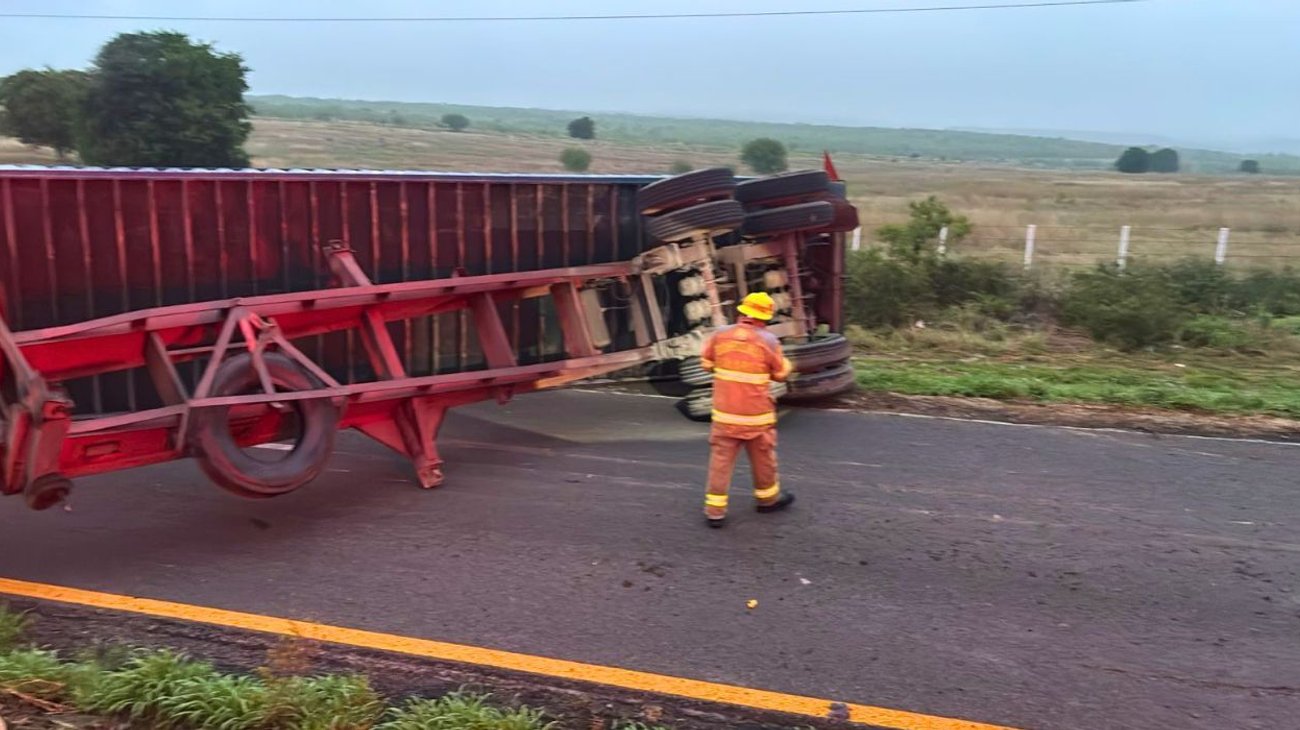 Se desprende caja de tráiler en Carretera Nacional, Linares