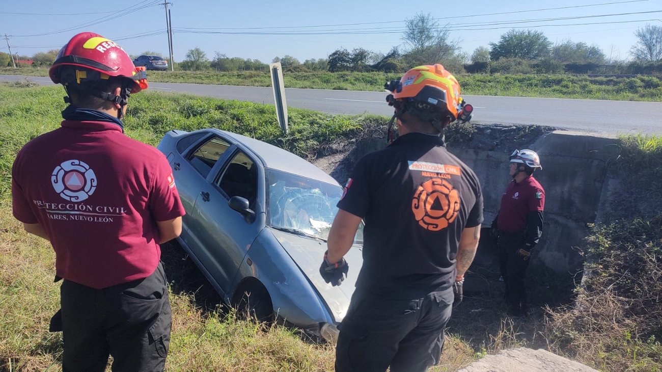 Vehículo cae a paso de agua tras salir de la carretera 