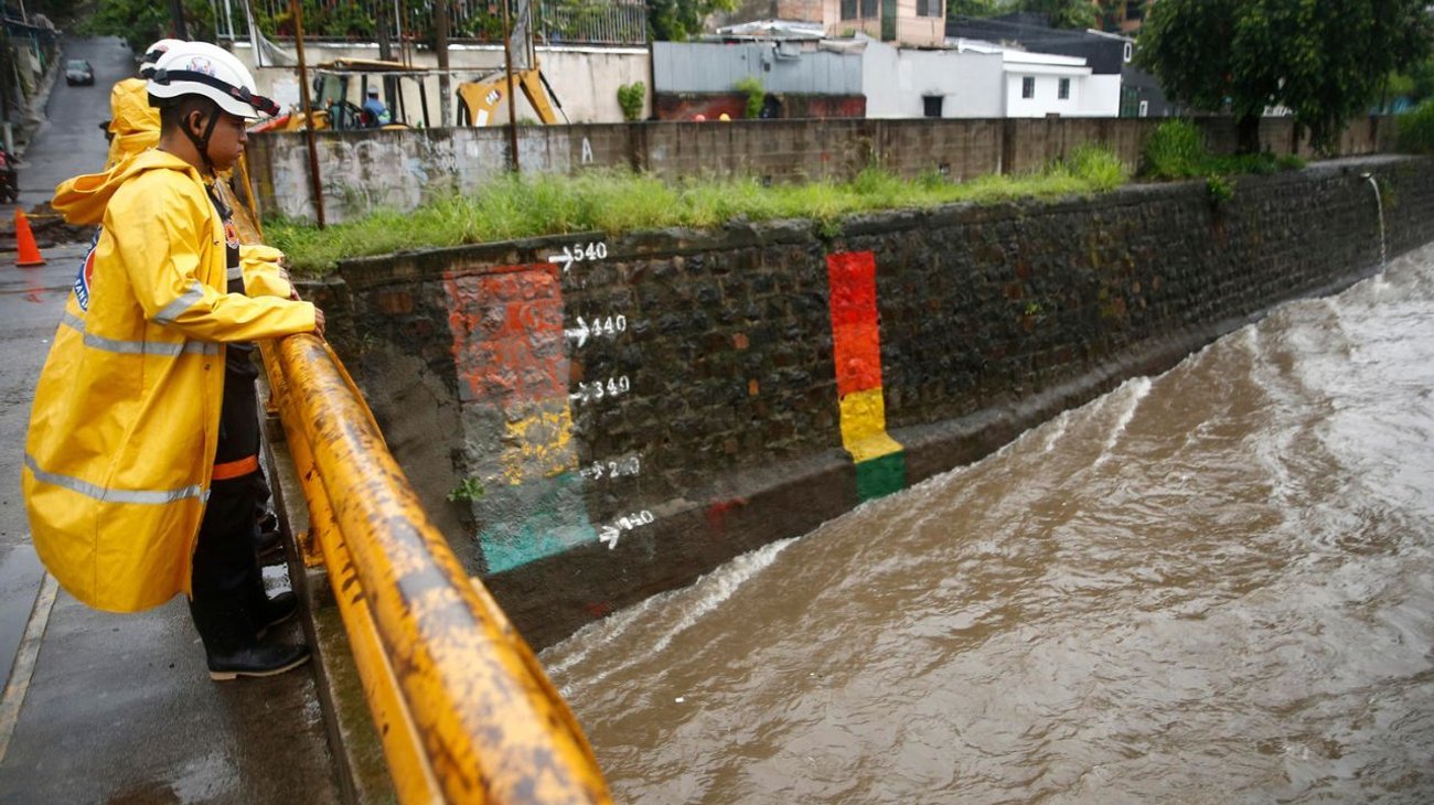 Activan alerta roja en El Salvador por fuertes lluvias 