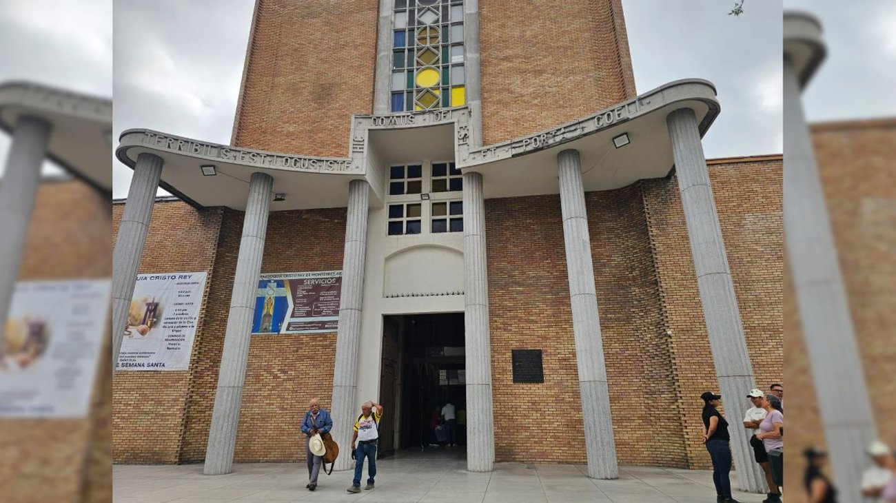 Fieles asisten a parroquias de Monterrey por Semana Santa