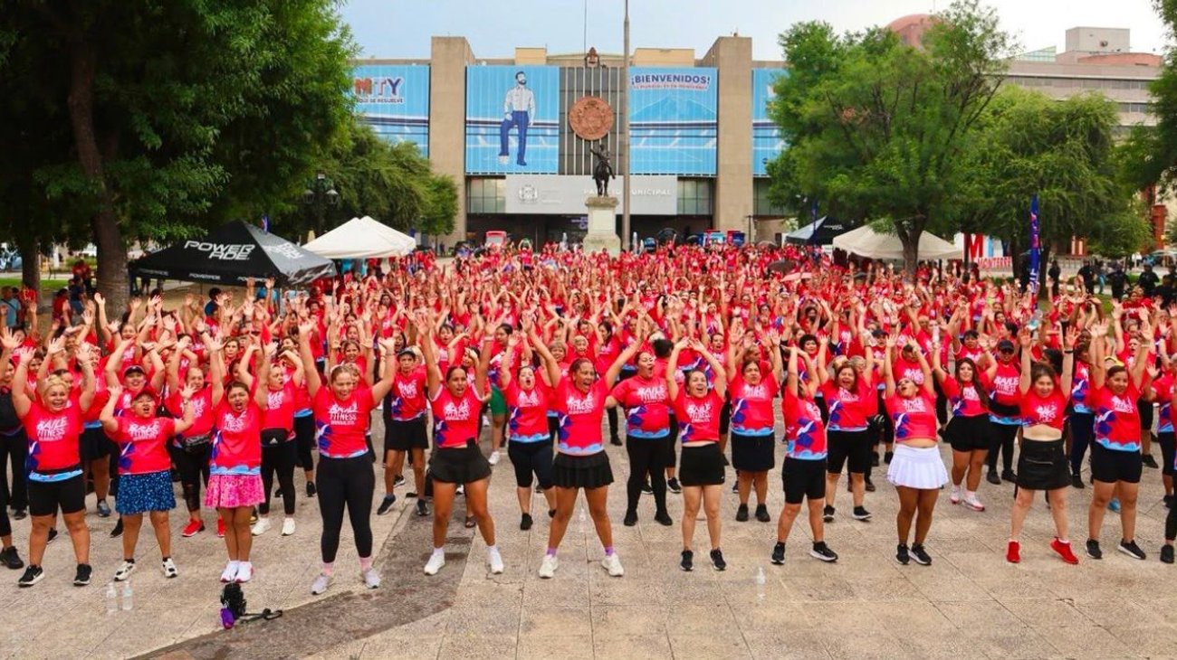 Asisten casi mil mujeres en primer 'Baile Fitness' DIF Monterrey