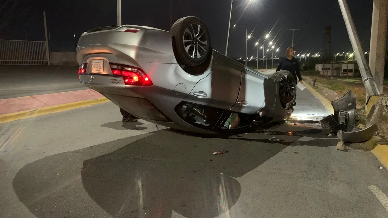 Conductor ebrio derriba luminaria y vuelca en Ramos Arizpe