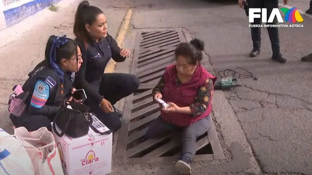 Mujer se queda atorada en respiradero al bajar del camión