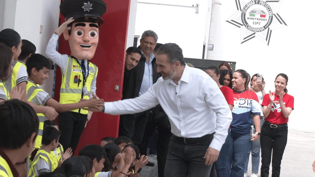 Visitan estudiantes de primaria Academia de Policía de Monterrey
