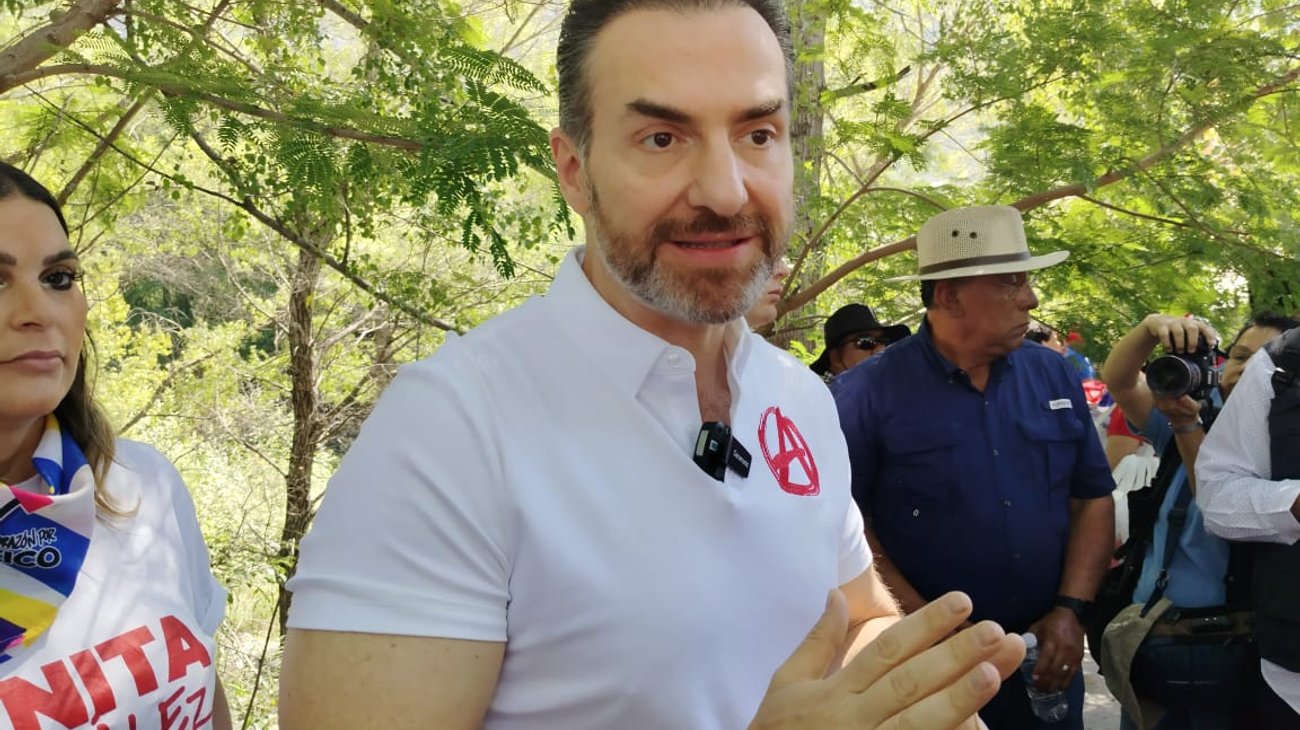 Escucha Adrián quejas y necesidades en San Ángel Sur