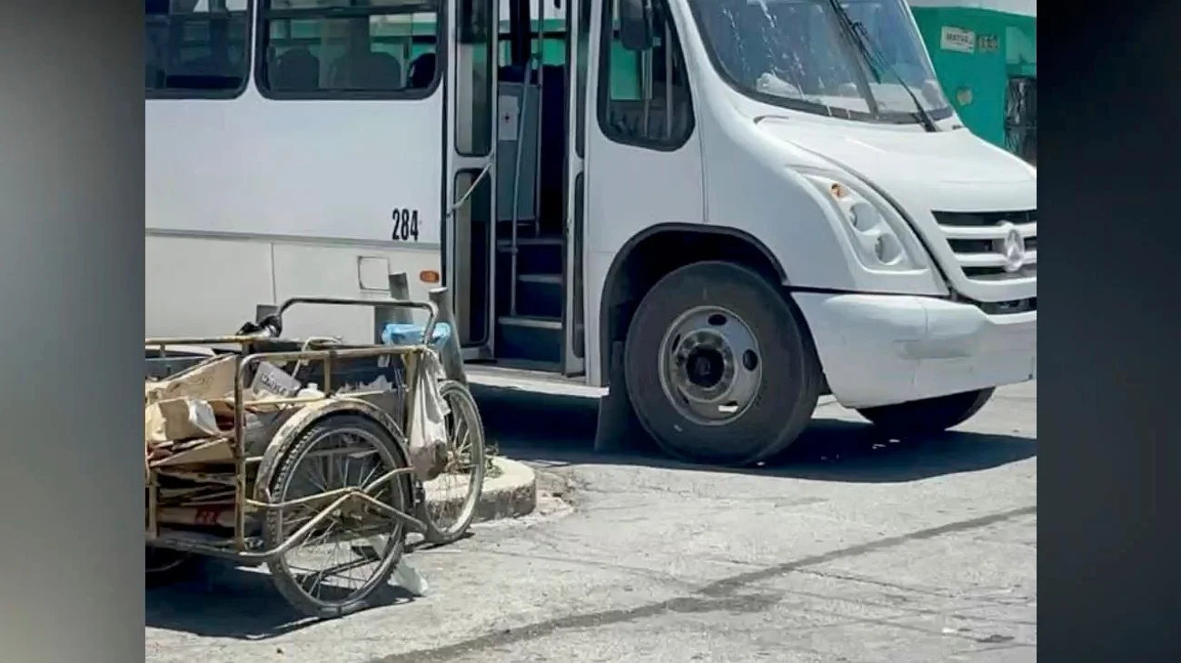 Embiste transporte de personal a adulto mayor que iba en triciclo