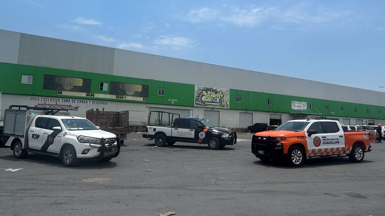 Muere tras desvanecerse en estacionamiento de plaza en Guadalupe