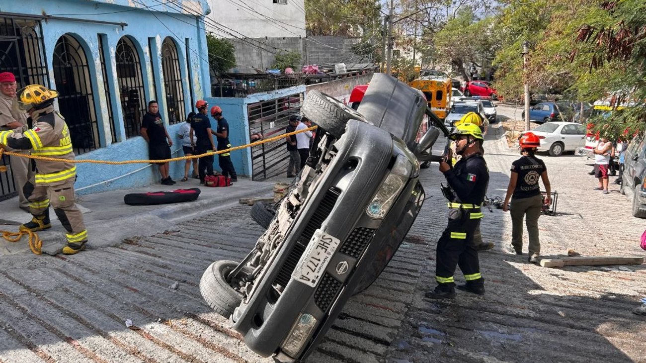 Mujer resulta lesionada tras volcar camioneta en Santa Catarina