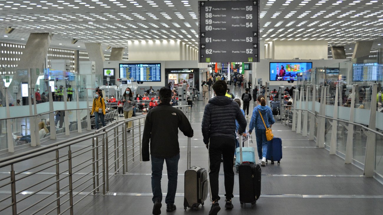 AICM reduce sus vuelos por orden de López Obrador