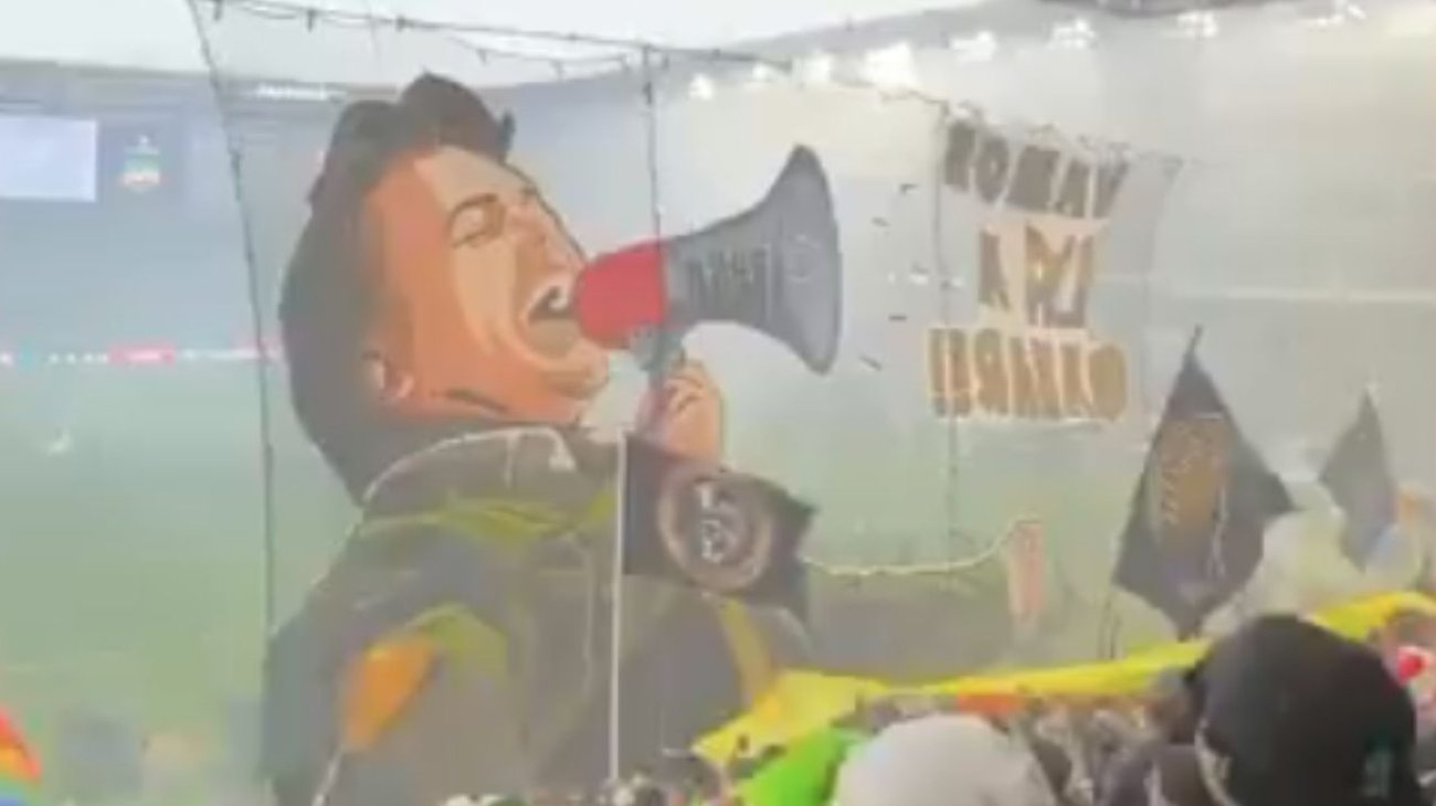 Afición de LAFC rinde tributo a Juan Gabriel con épico tifo