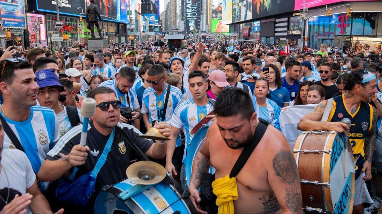 Aficionados argentinos se hacen presentes en el Times Square