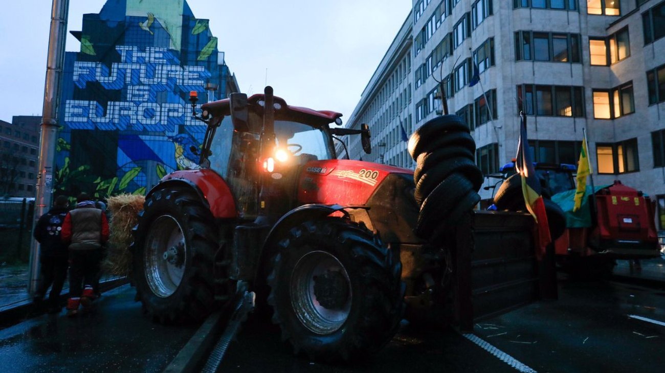 agricultores_chocan_con_la_policia_junto_a_la_sede_de_la_ue_b0514fe7a6
