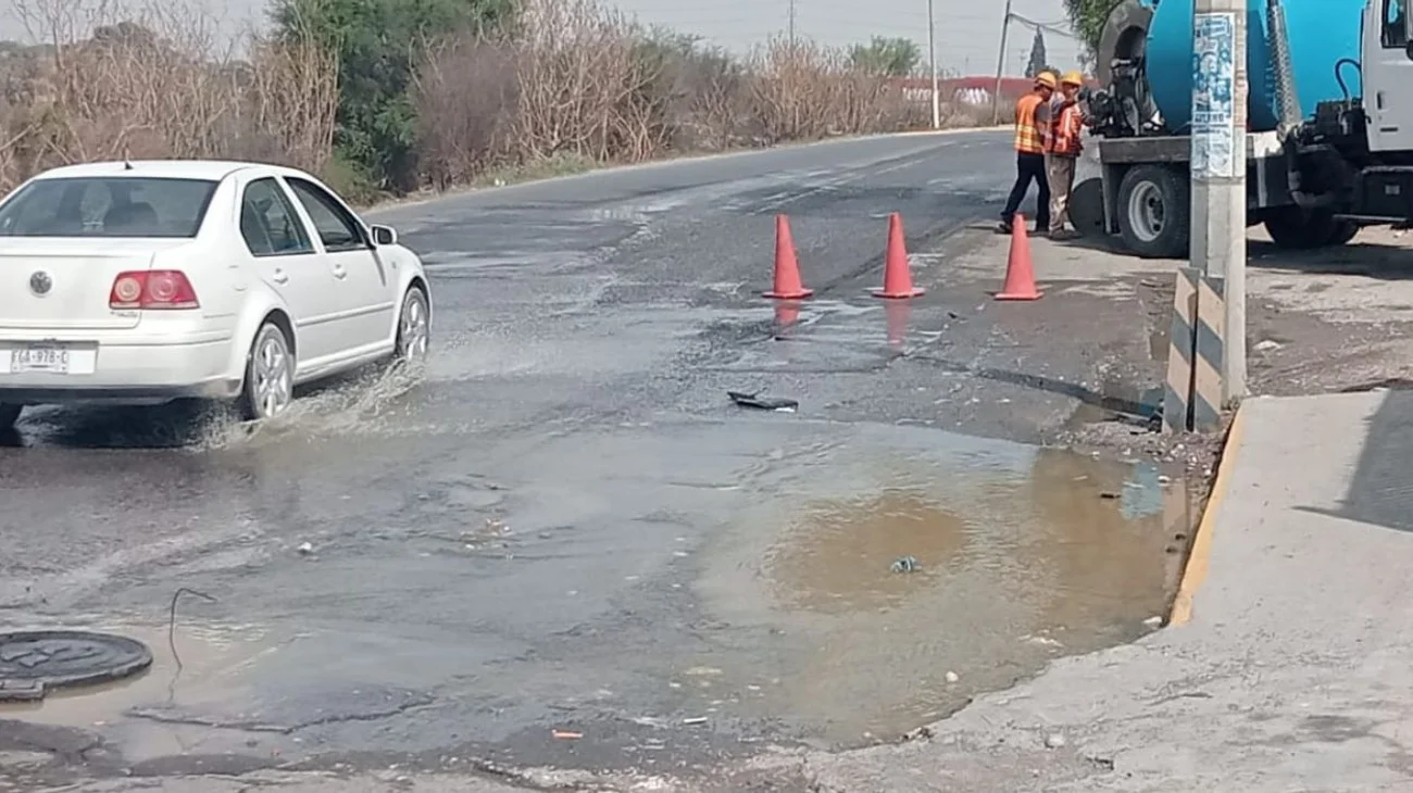 Denuncian vecinos aguas negras; tardan una semana en repararla