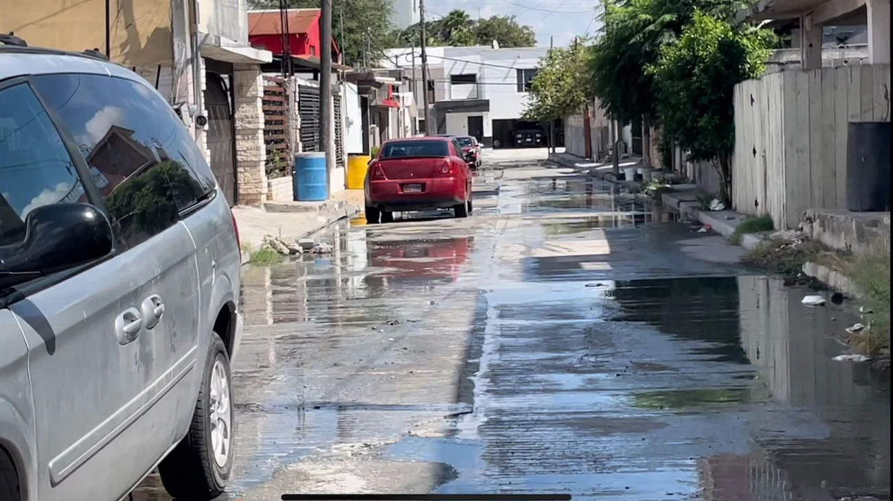 Exigen vecinos solución urgente ante brote de aguas negras