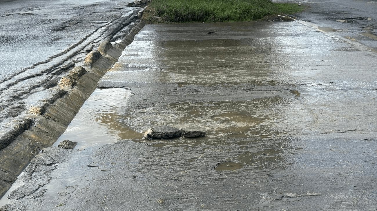Aguas negras afectan a vecinos y comerciantes en La Reforma
