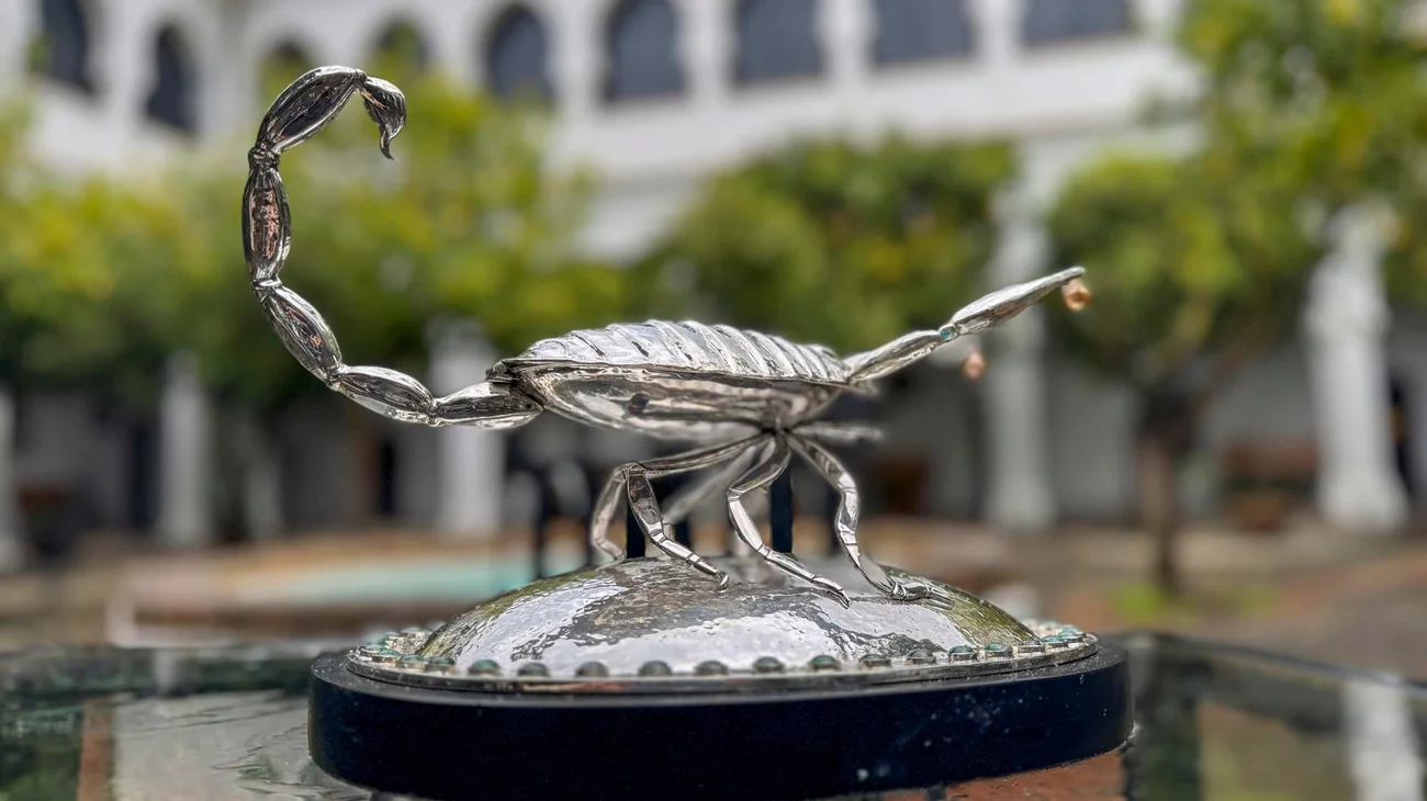 Entregan a España réplica de 'escorpión' que picó a Hernán Cortés