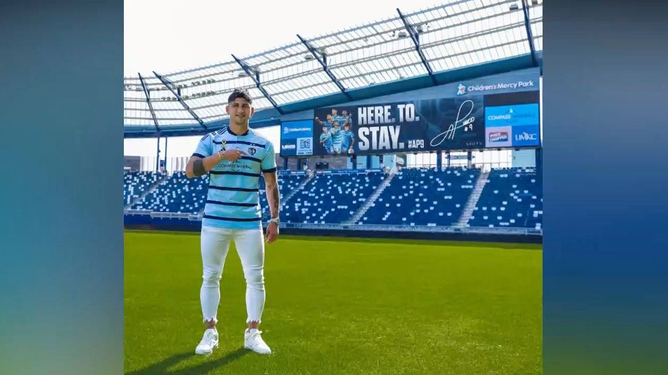 Alan Pulido renueva con el Sporting Kansas City