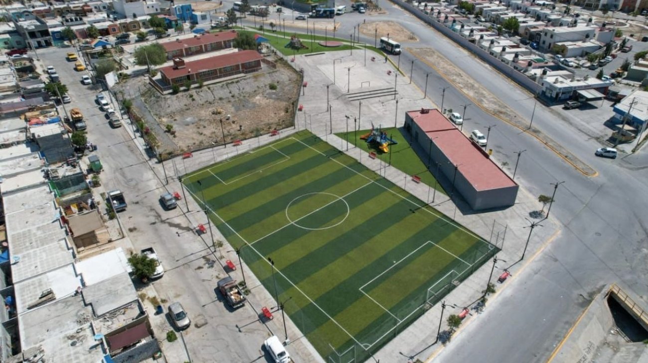 Alcalde inspecciona obras deportivas en Parajes de los Pinos