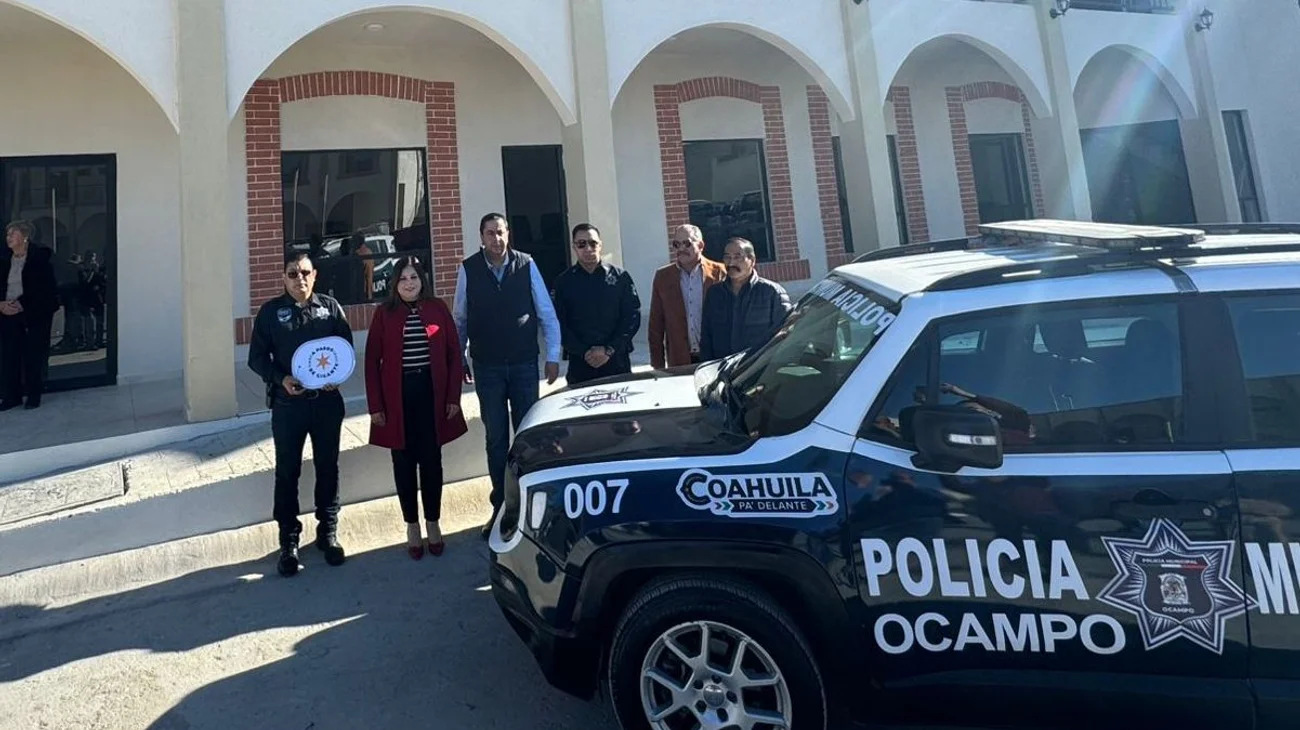 Entrega alcalde de Ramos Arizpe oficinas y dona patrulla