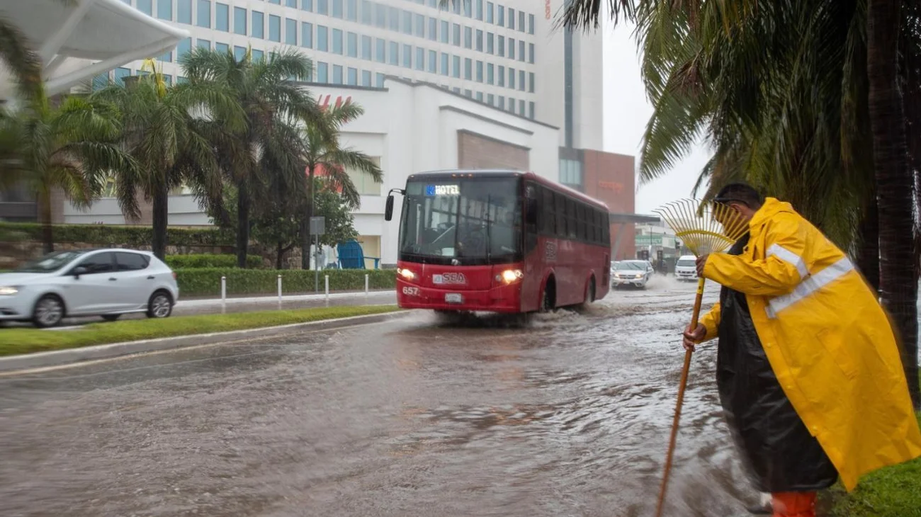 Alertan por fuertes lluvias y posible ciclón en México