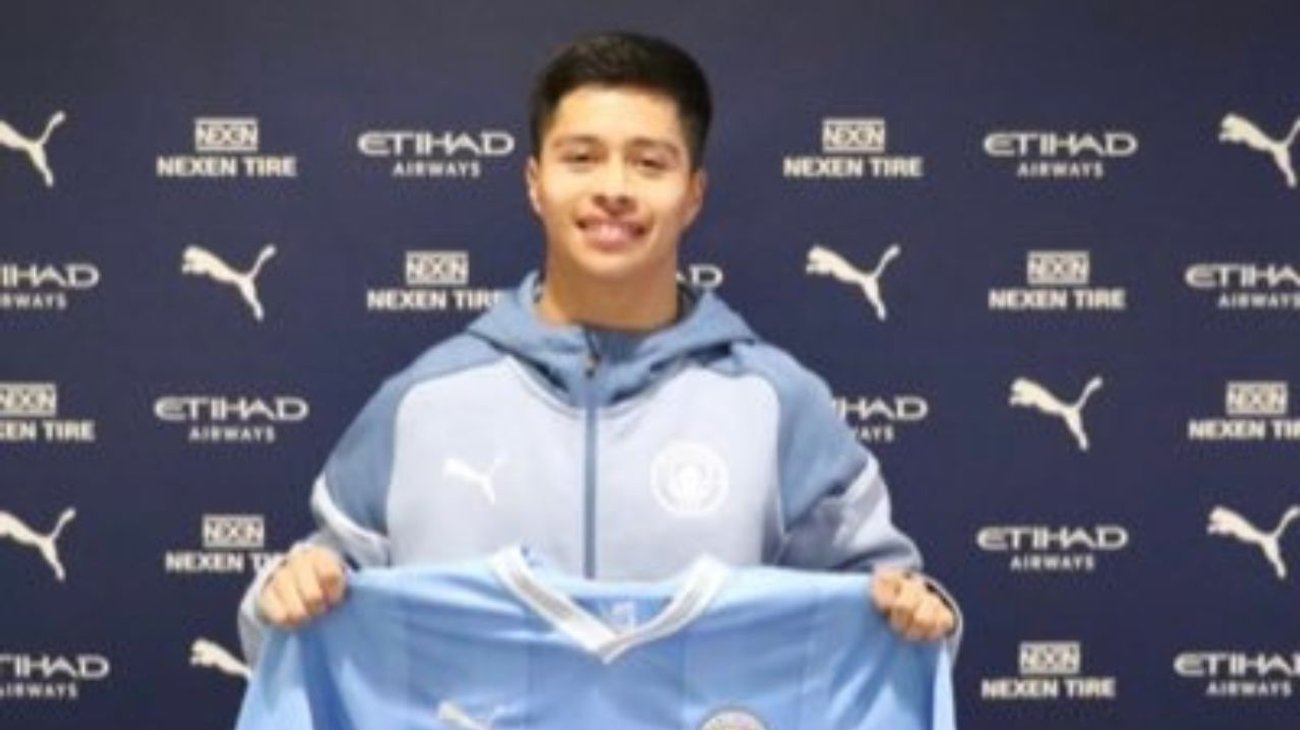 Álex Alcalá entrena con el primer equipo del Manchester City