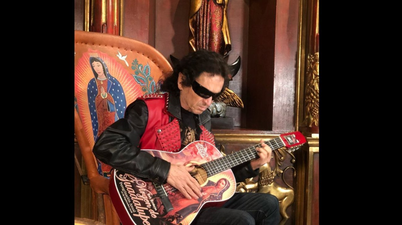 Alex Lora sufre caída durante concierto de El Tri