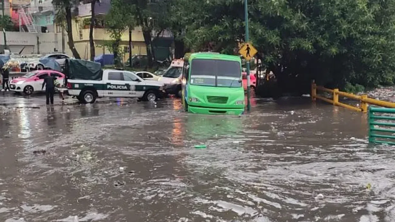 Desbordamiento de presa provoca inundaciones y caos vial en CDMX