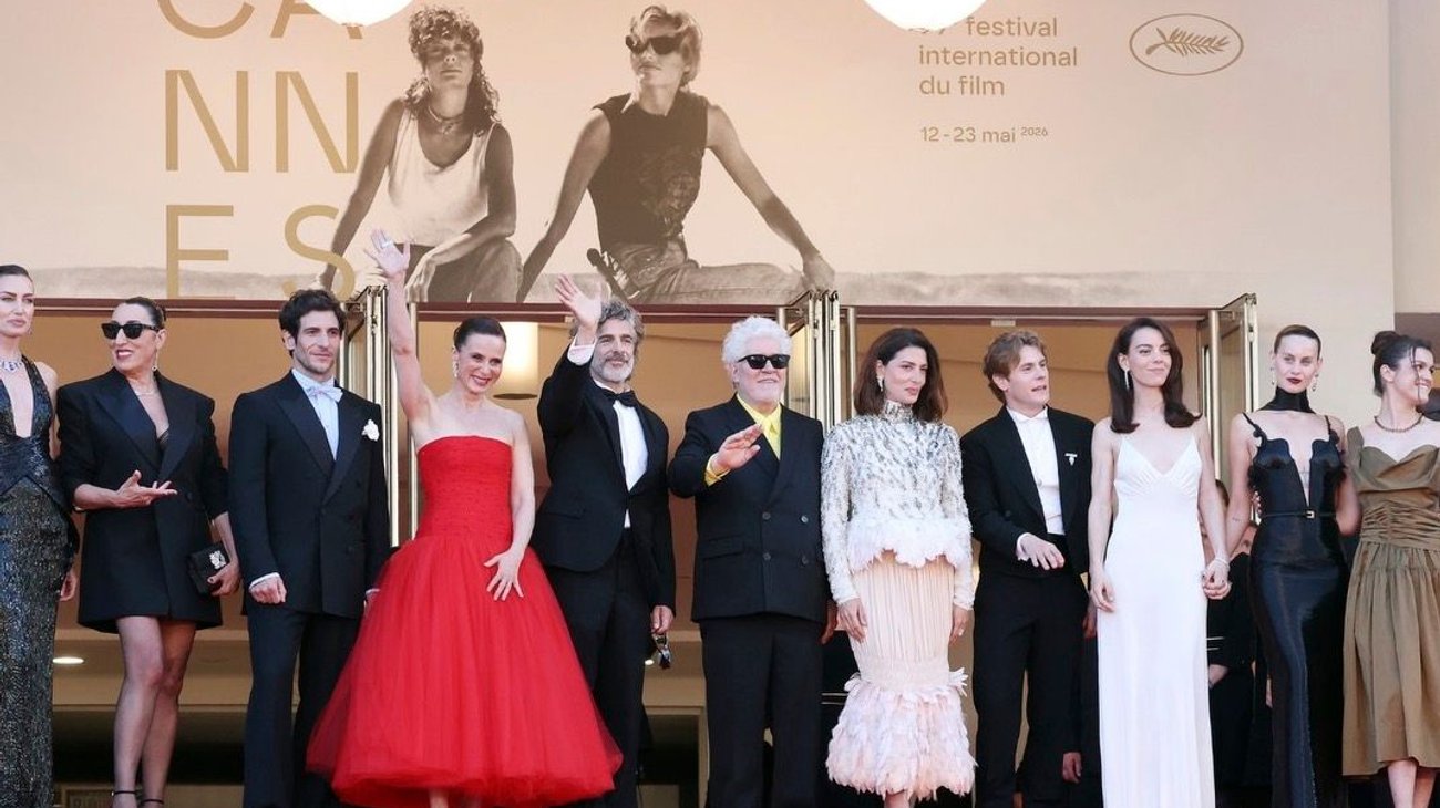 Almodóvar desafía a la mala suerte en la alfombra roja de Cannes
